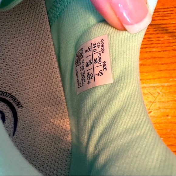 Asics GT 2000-12 gel comfort, mint/white, 7.  Worn once, like new without box! - Picture 4 of 5